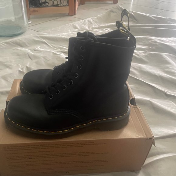 Dr.Marten 1460 is the original Dr. Lace Up Boots Brand New/Never Worn - Picture 4 of 6